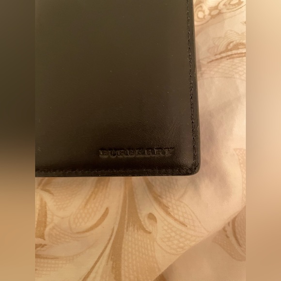 In amazing condition! Burberry passport cover wallet - Picture 5 of 5